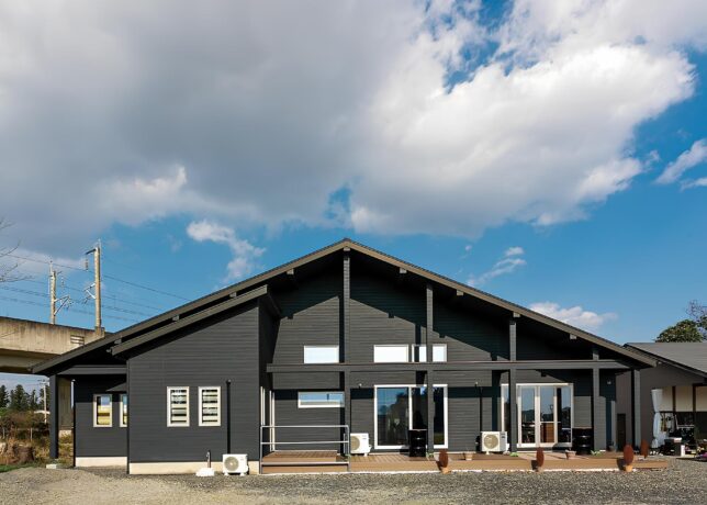 広いリビングで寛ぐ至福の時。開放感あふれる大屋根の平屋