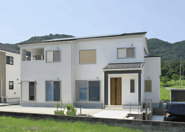 すっきり広々キッチンと、技あり空間の和室に注目。憧れの白を基調とした住まい