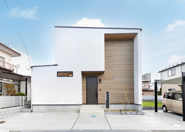 白が映える個性的なフォルム。水まわりの動線に配慮した居心地のよい家