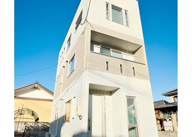 狭い敷地をフルに活かした、ゆったり住める3階建ての家
