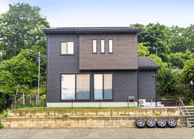 白と木目が調和する寛ぎの空間。日々の家事のしやすさにも配慮