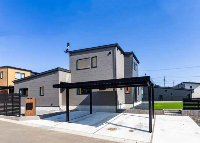 中庭が繋ぐ「程よい距離感」が快適の秘訣。誰もが心地よい暮らし